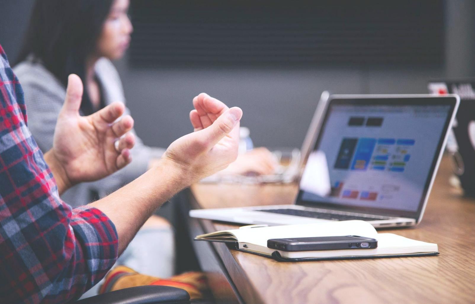 Estudiante revisando conceptos financieros en un entorno de aprendizaje práctico