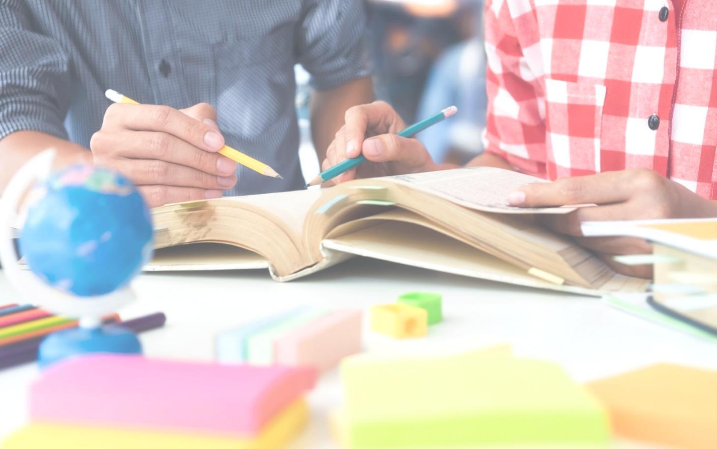 Estudiante revisando gastos básicos