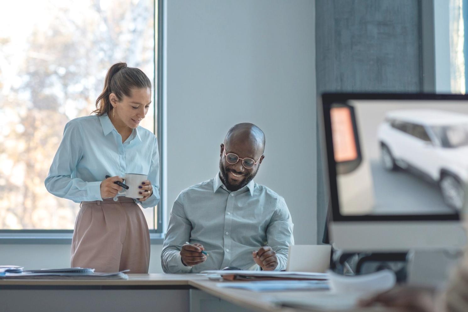 Persona trabajando con categorías financieras en tablet